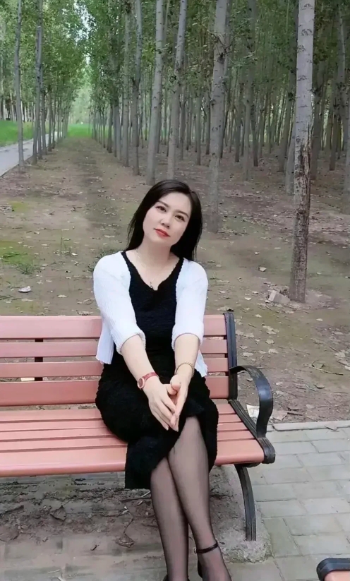 今年我已经51岁了，至今仍未婚。

年轻时，我容貌身材还算不错，而且是家中的独生