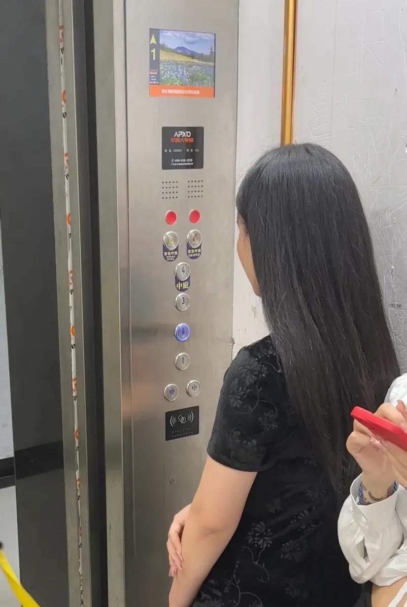 早上乘坐电梯时，遇到个陌生女人，她问我住在哪一层，我随口回答了4楼。她帮我按了4