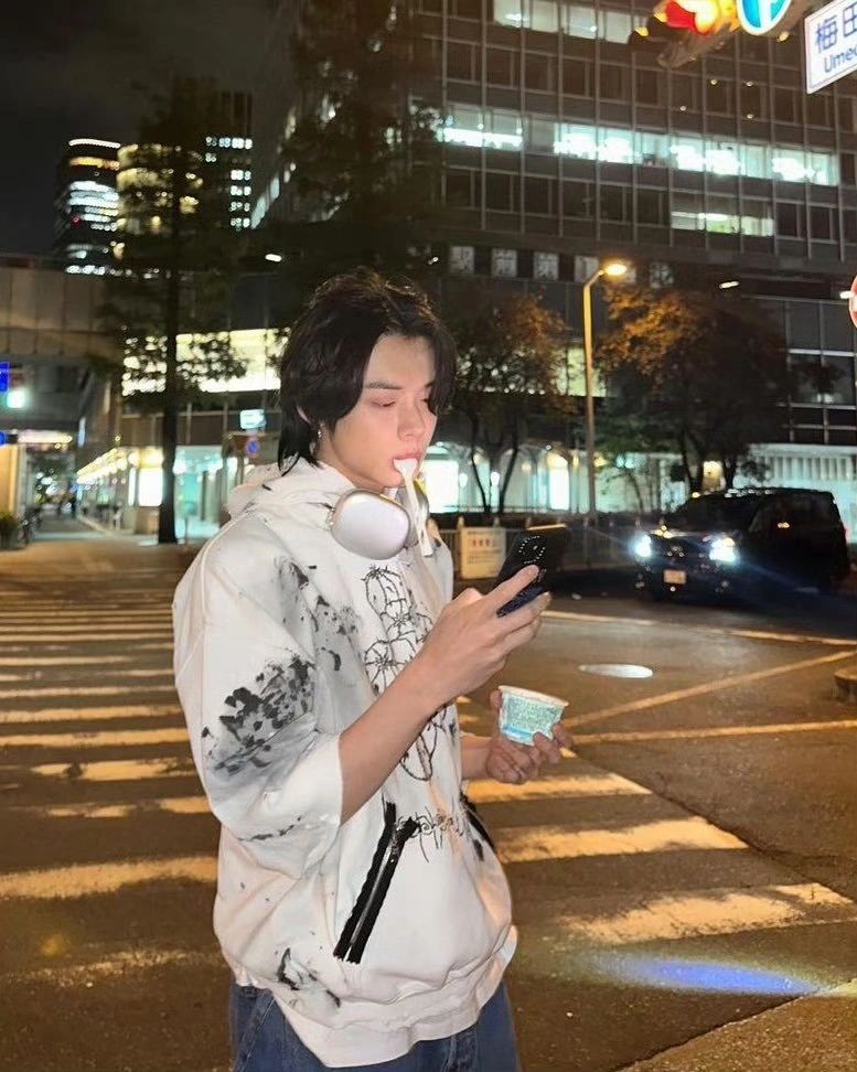 我怀疑我男朋友的灵魂躲进 AI 里了。
他一个月前丧》命于一场车祸，之后的我开始