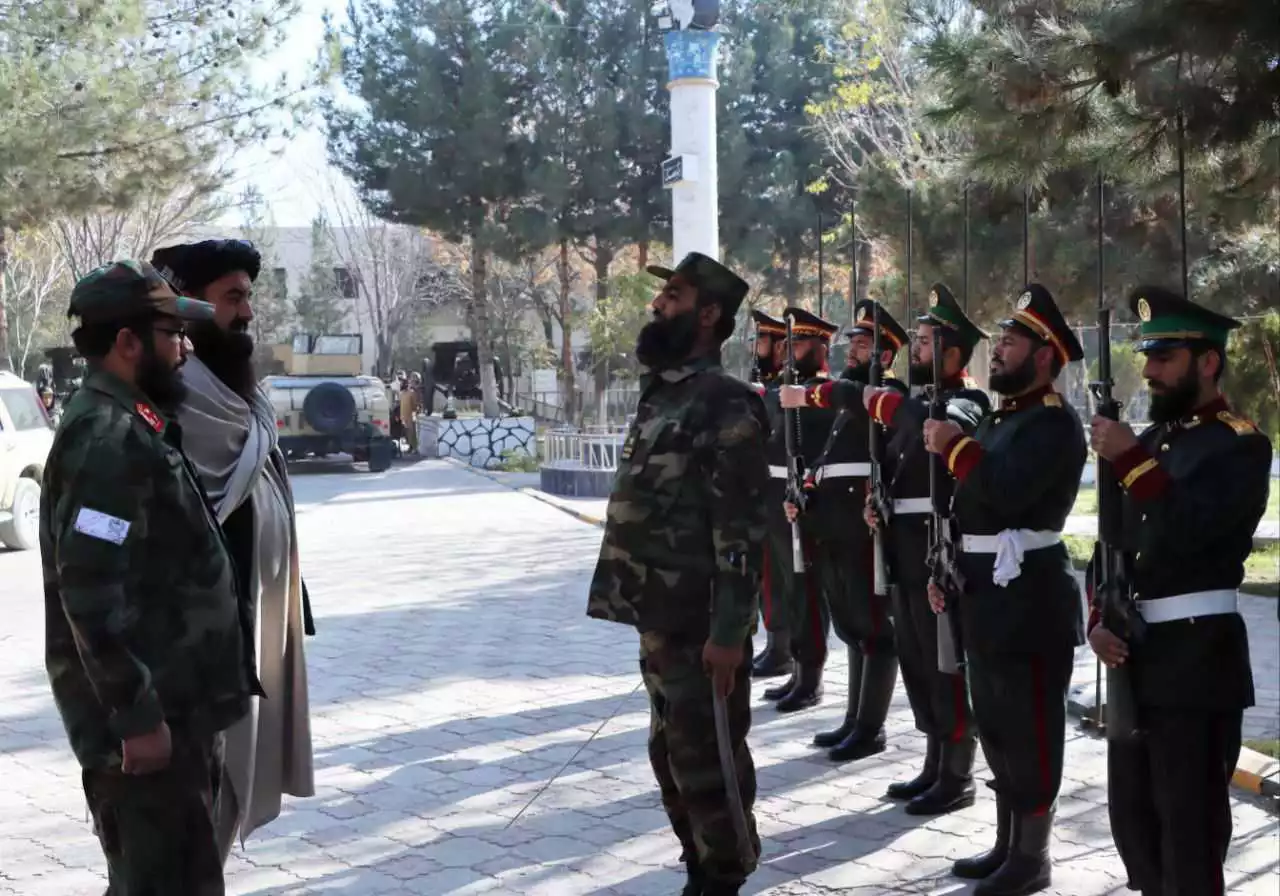 塔利班的仪仗队，别说，学得有模有样了……