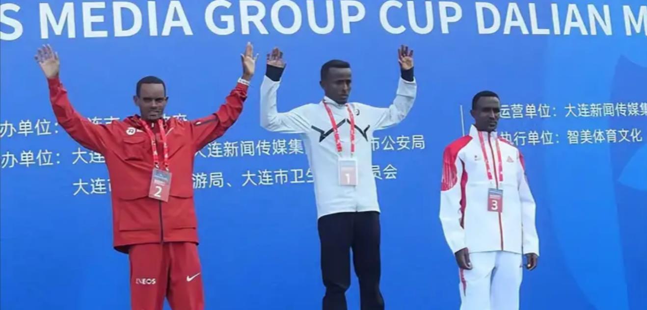 大连马拉松，组委会派车拦截国内选手，来保送黑人得奖。
最终如愿以偿，黑人选手获得