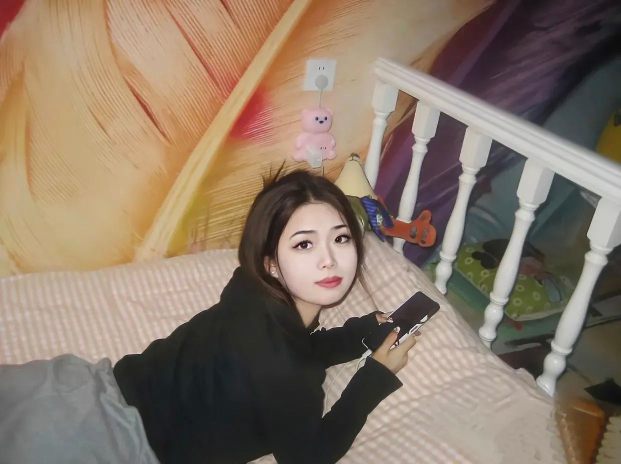 一个人真的好无聊，每天过着两点一线的生活，上班，下班，吃饭，睡觉，毫无意义。下班