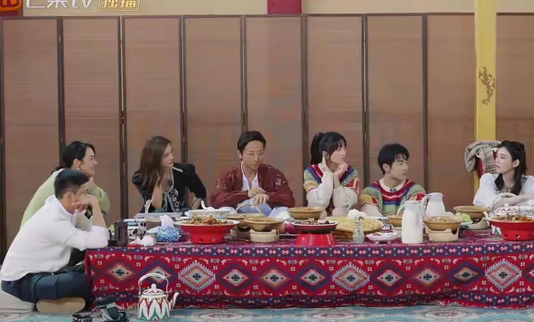 终于知道为什么奚梦瑶在婚姻中不敢奢华，不敢大手大脚的原因了，因为婆家没啥钱给她花