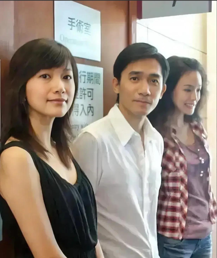 这张照片是在2013年拍摄的，当时梁朝伟和徐静蕾、舒淇一起去医院看望病人，抓拍了