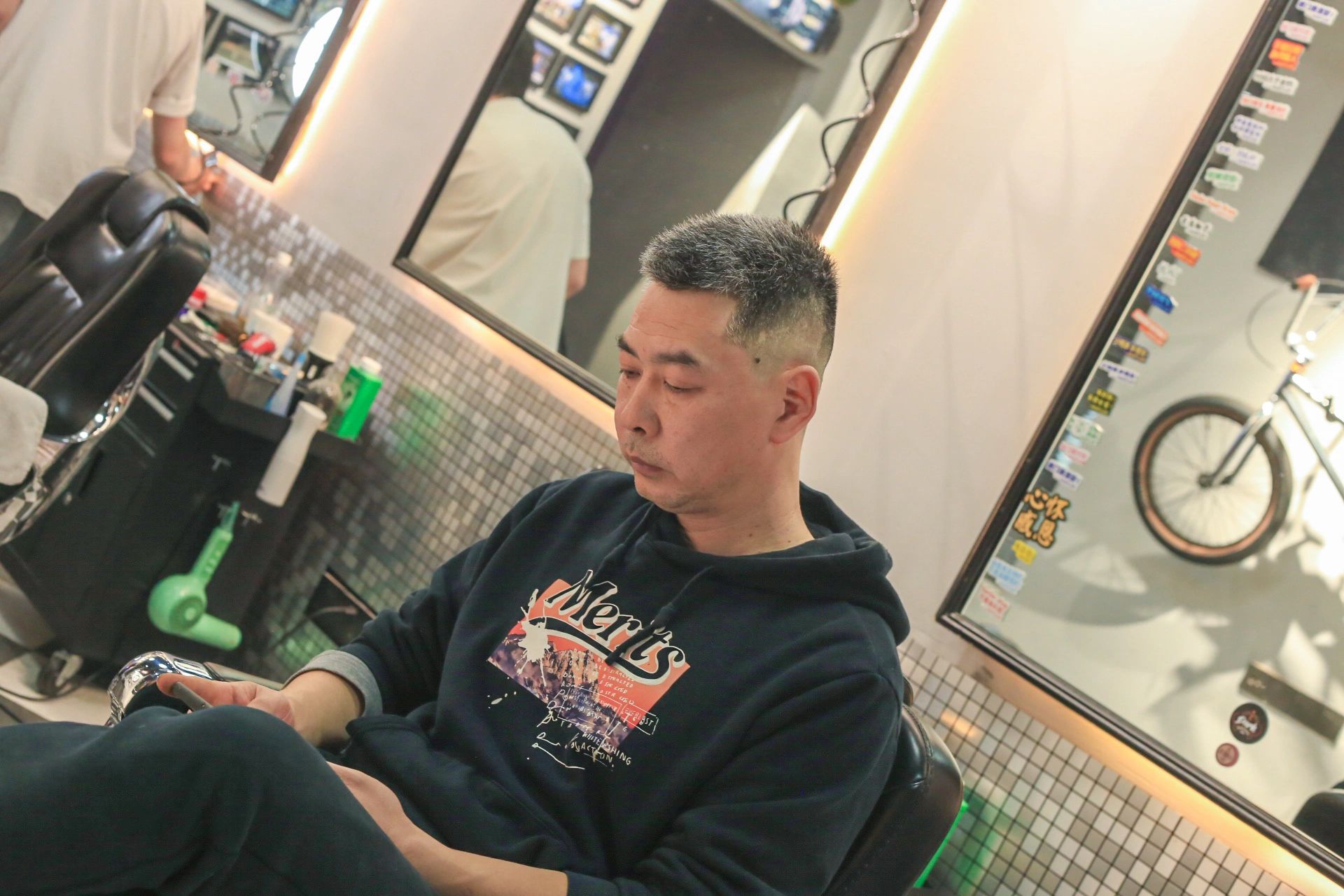 五十多岁的大叔剪完整个年轻十几岁