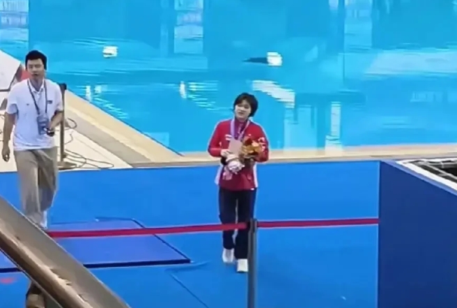 张家齐这小姑娘真不错！当陈芋汐、全红婵在接受媒体采访时，小姑娘一个人在场边又是帮