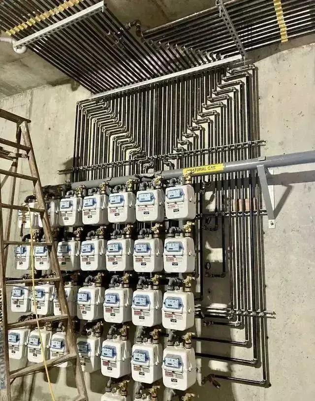 地下室里的管道，密密麻麻