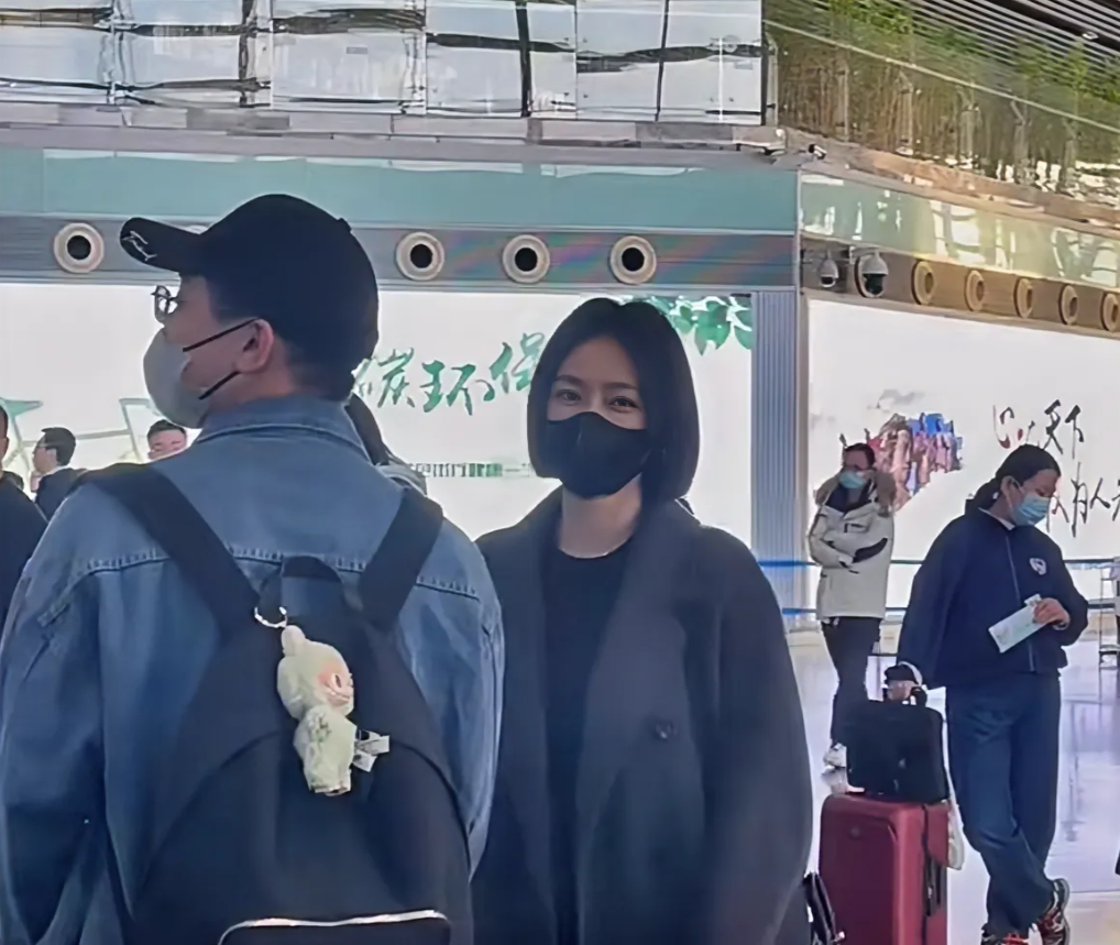 长沙机场偶遇秦岚，她梳着利落的短发，大衣配长靴又美又飒，虽然姐姐戴着口罩，但眼睛