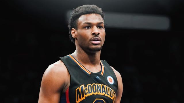 詹姆斯的大儿子布朗尼-詹姆斯本赛季征战NCAA，并且准备参加明年的选秀，但最近几