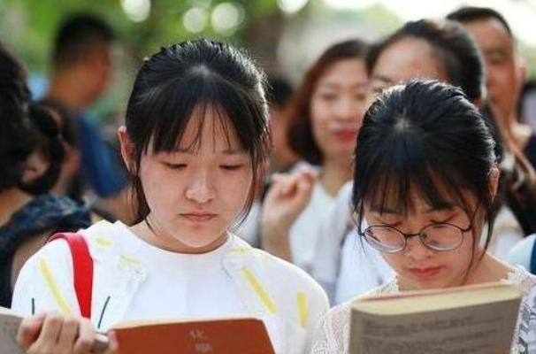 继中考55分流, 又有200万高中生无缘大学, 新政策让家长更焦虑了
