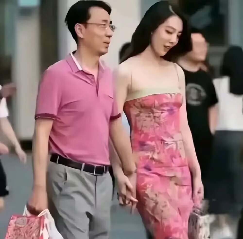 石油姐出来直播了，不得不佩服她强大的心理素质
2023年高考期间因牵手门爆火全网