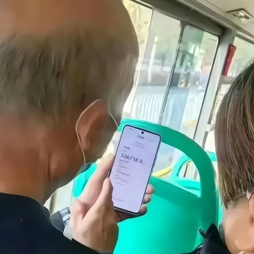 这小老太估计逃不出魔爪了