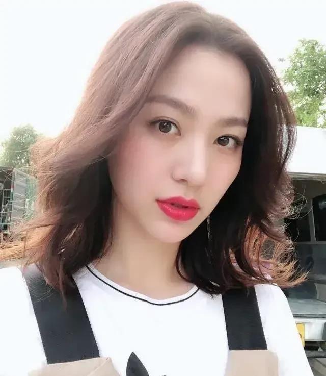 之前有北大的博士当城管，卖猪肉，现在更有北大的校花卖臭豆腐，其实这是社会文明进步