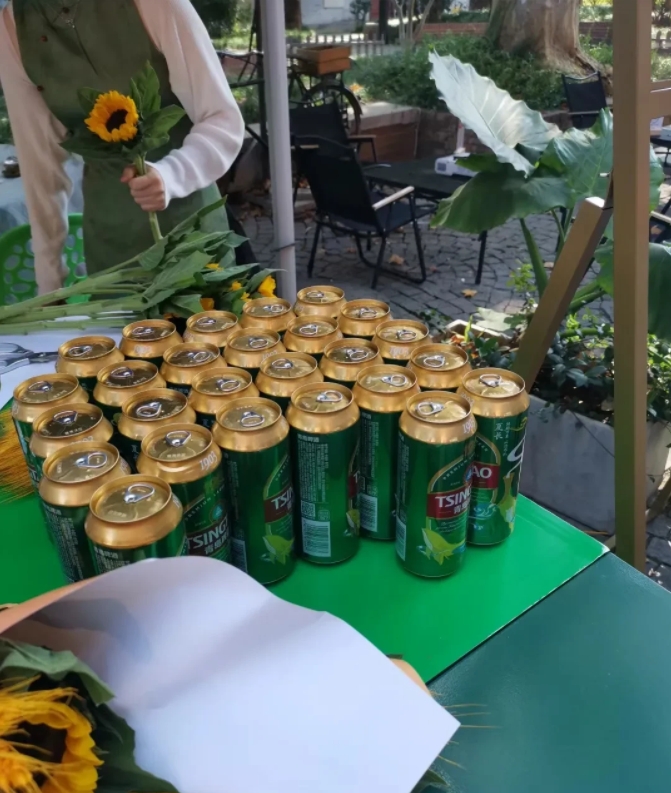 青岛啤酒事件！外资找个汉奸入职，然后尿个尿，拍下视频。这事就坐实了，很容易的。国