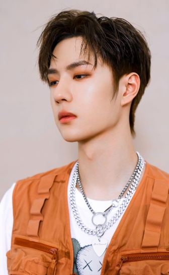 #杨幂杨紫王一博坐一桌# GQ主编全程陪同，水，路 红毯都各走了一遍，坐船时长全