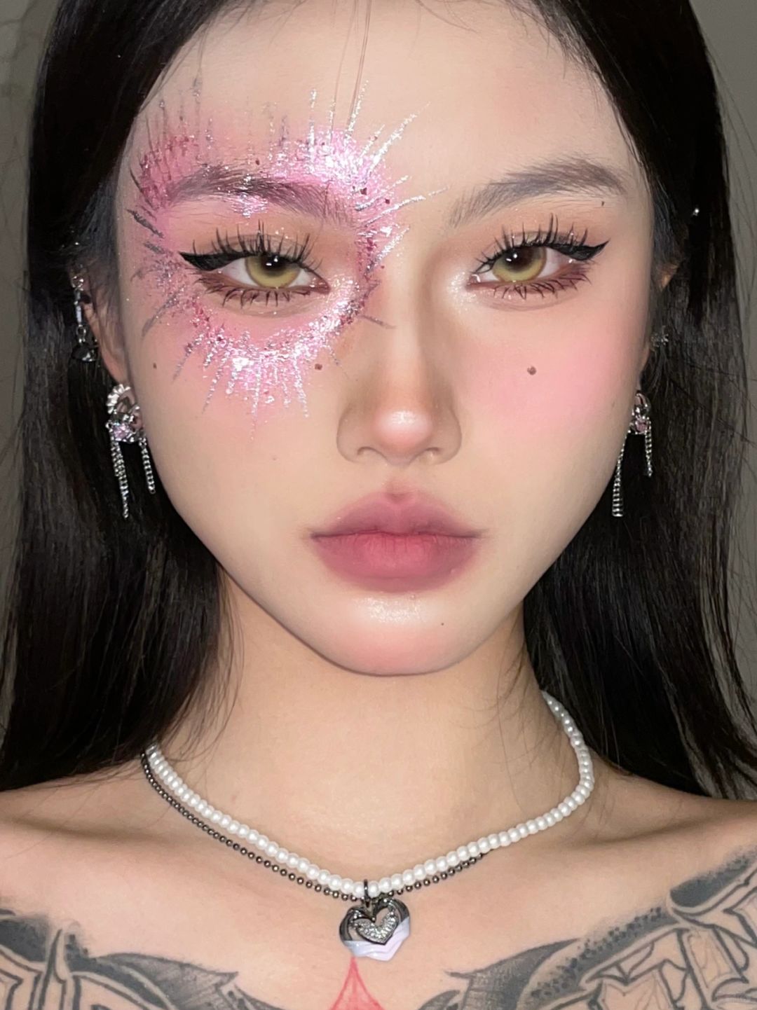 万圣节·烟花🎆
这个妆可以说是为艺术献身了 谁能想到我对金属彩绘颜料过m啊
一