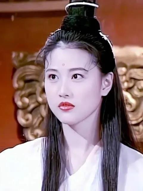 周海媚去世了，有一个跟她很熟的香港娱记直播说，周海媚没有什么钱的，才到北京时租的