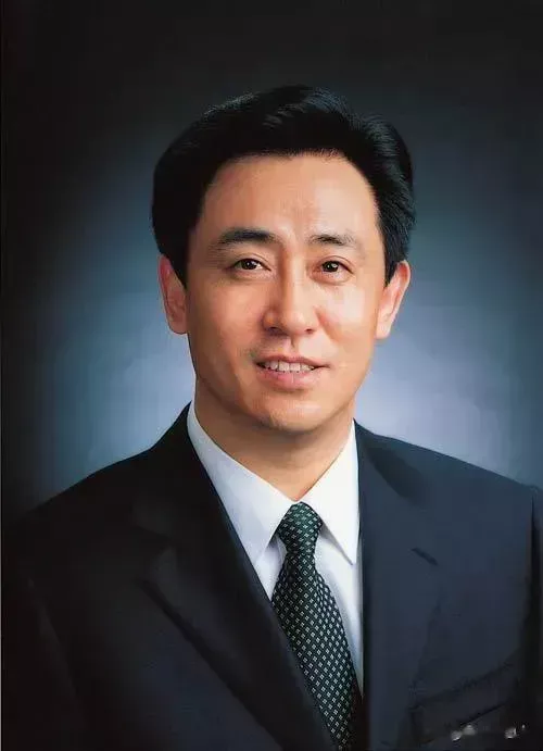 恒大那点破事！
许家印出事快一个月了，当中最绝望的不是银行，也不是供应商。
而是