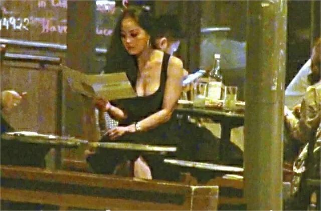 此时的章小蕙已经51岁了～[赞]

这傲人的身材和迷人的风情绝了，她接受采访时也