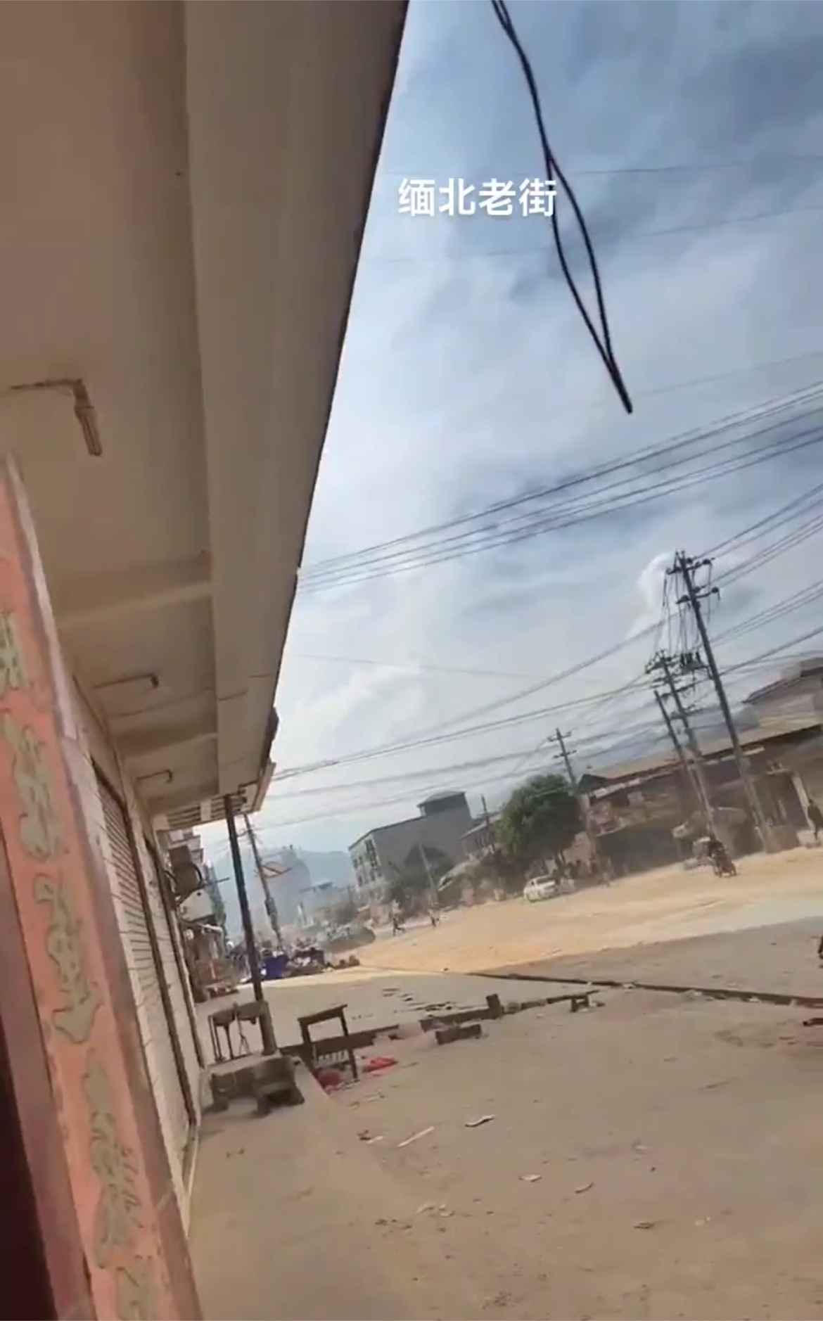 外面炮火连天，老街城里，竟然还有那么多年轻女子躲在被窝里不愿意出去。在缅北电诈园