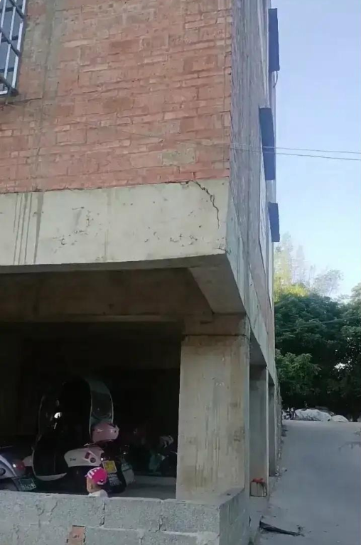 看到个农村的自建房，包工头最后的话，让我懵圈了！

这房子，建的时候，为了更加的