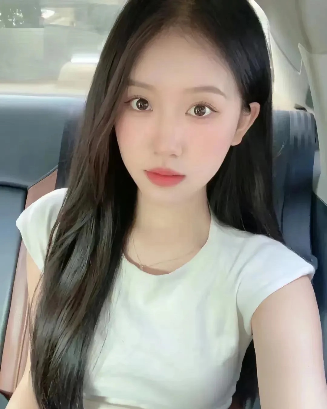 今天早上收到了一条私信，有人问我愿意接受比自己大20岁的吗？
我表示感到很恐怖，
