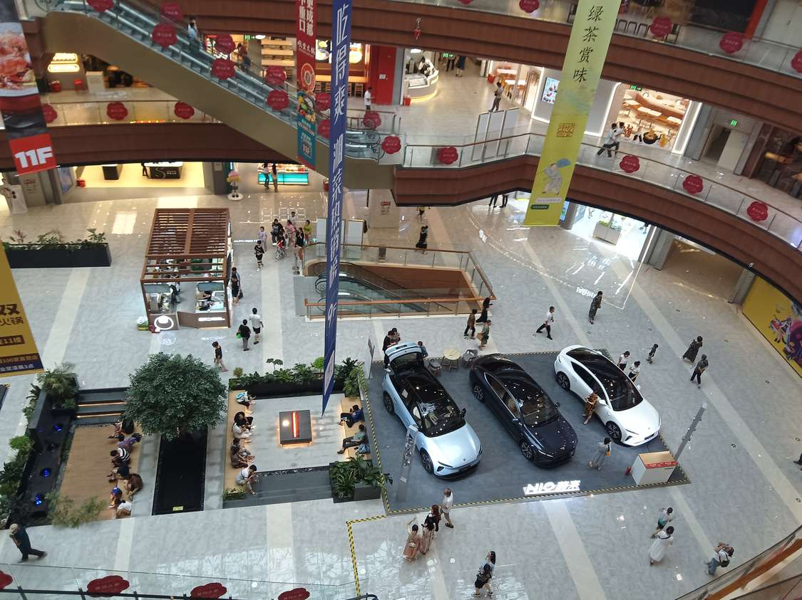 商场里面这个车是怎么上到六楼的？难道是盖的时候就上来了？