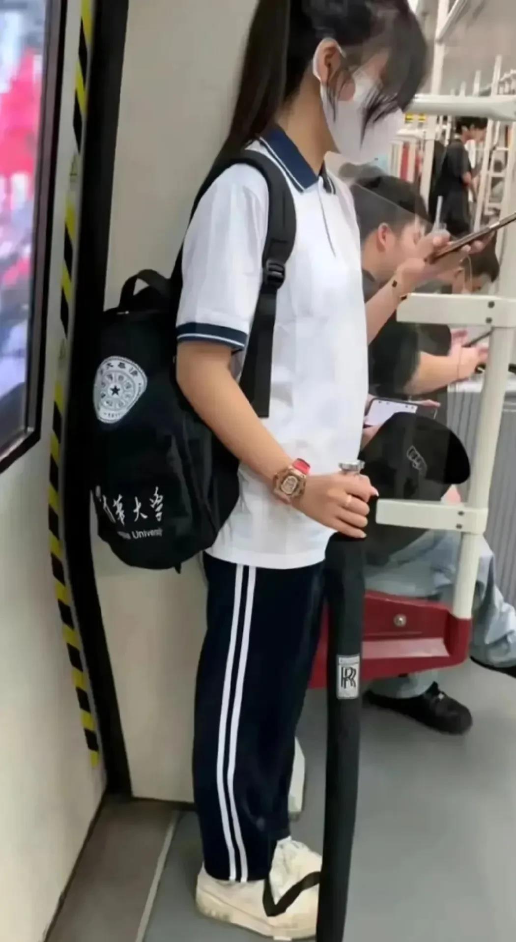 这两天网上都在评论这个地铁女孩的一身行头:
这个女生一只手戴价值300万的理查德