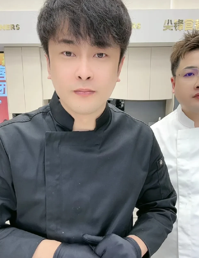 辛巴谈李佳琦 ，他成了平台之间竞争的牺牲品！
    
        辛巴分析
