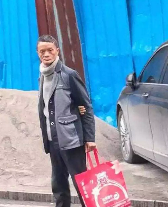 仔细一看，确实有点面熟，但是又想不起来