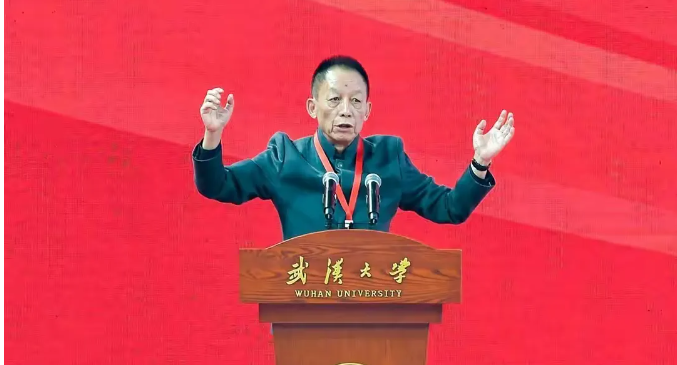 易中天捐了个秀才人情纸半张。
相比雷军13亿巨款捐助，武大另一名校友易中天则赋诗