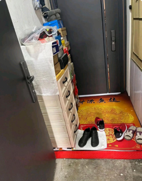 
我就想知道，如果你的邻居是这样的，你该怎么办？

邻居是个单亲妈妈，这个楼里的