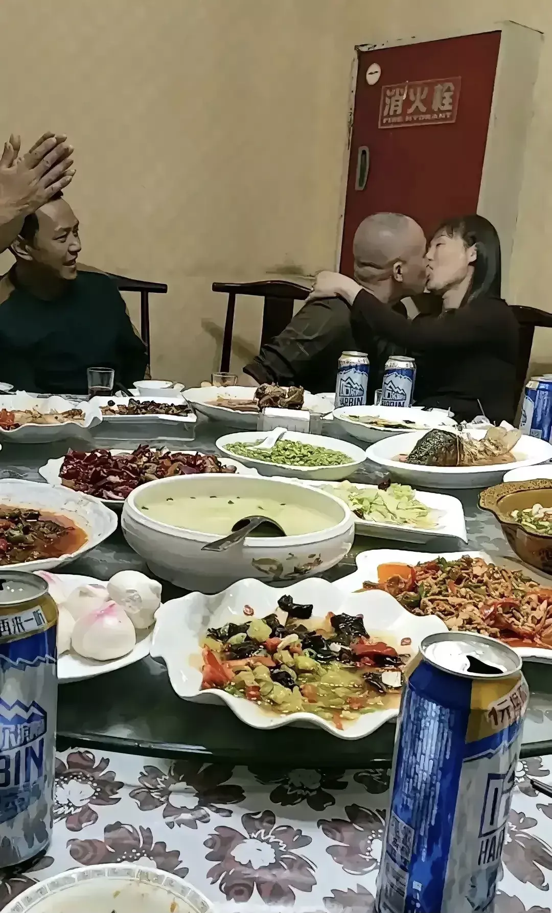 这样的同学聚会，真的是无语了，乌烟瘴气乱七八糟。

这种场面，完全是饮食男女，哪