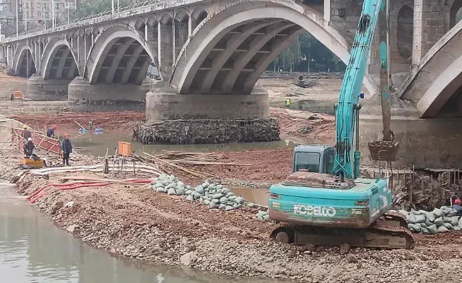 河床水位下降之后，桥墩底部发现了很多蜂窝状的洞，专家为了修复桥墩，直接用钢板将桥