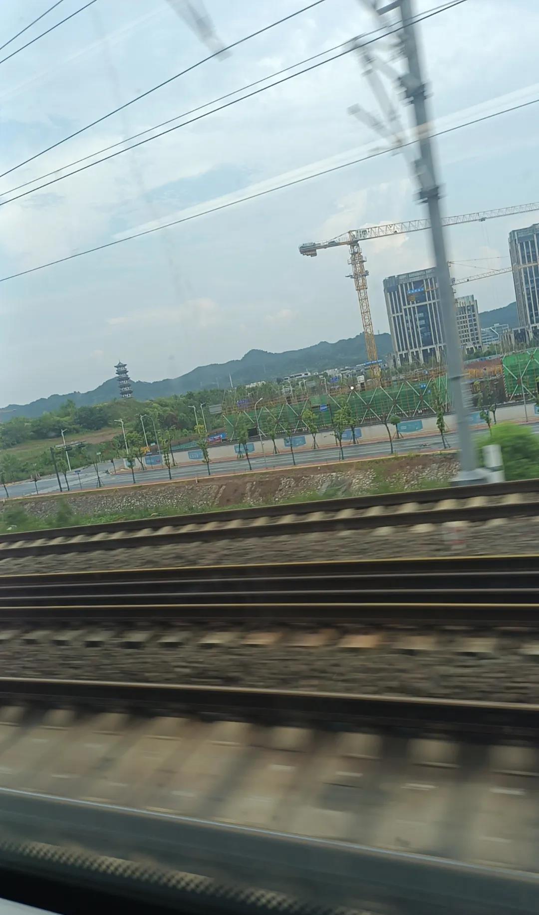 有一位同事，男性，前往合肥出差。晚上在KTV唱歌时，当地的客户叫来了几个女孩子，