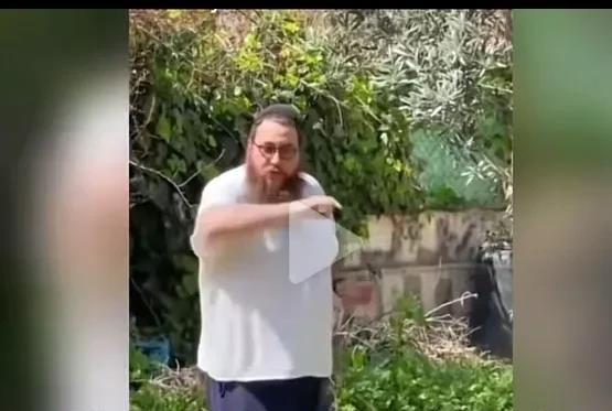 以色列占领者霸占了一位巴勒斯坦平民的房屋，理直气壮地说：“如果我占了这房子，他就