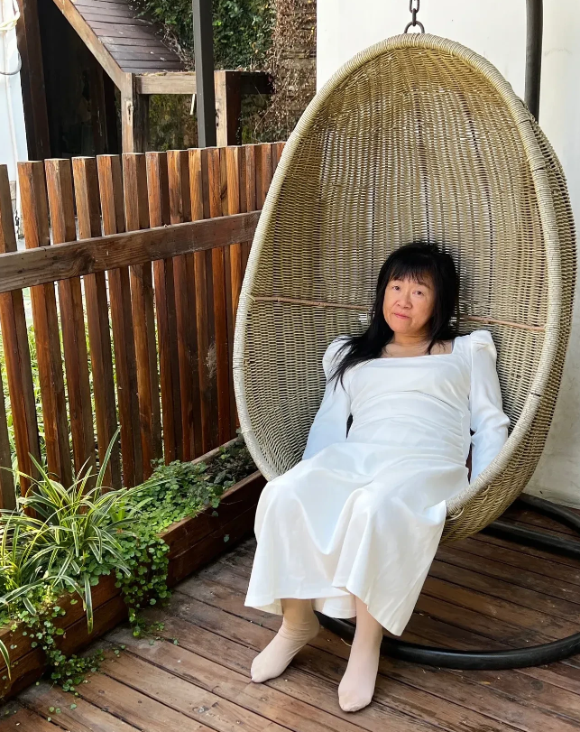 余秀华游西湖，因为脚上的袜子而被喷。于是她这样回复：“他们用思想的褶皱嘲讽我袜子