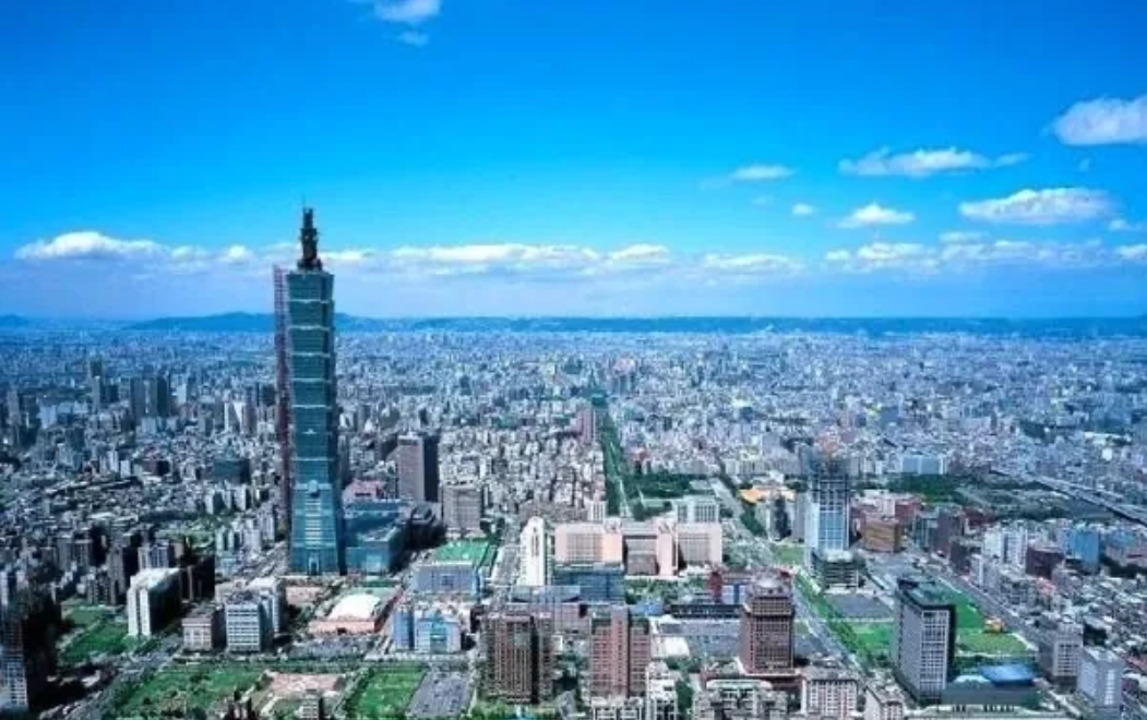 台湾同事问：“你家房子多大面积？”
我说：“90平。”
然后，他一脸诧异地问：“