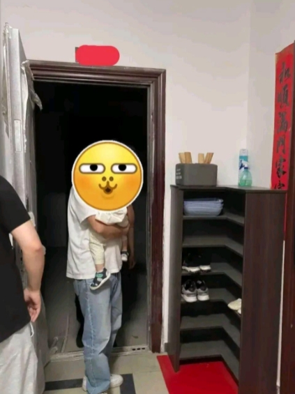 贫贱夫妻，买房成为了一大难题。

我们买不起一梯两户的房子，更不用说一梯一户了。