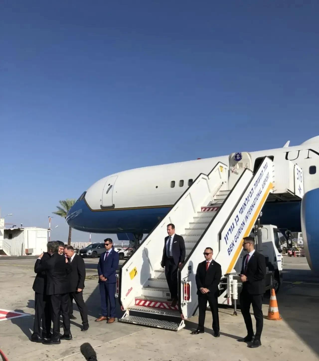 平时很少有机会近距离观察美国的政府专机，但是近距离一看，真的非常惊讶。美国对政府