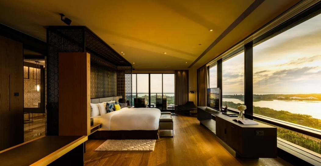 山东济南，男子去外地出差，客户在酒店为他找了个妙龄女子。他刚跟女子诉衷肠，就被民