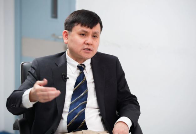 钟南山，李兰娟，张文宏身价盘点

钟院士，账面薪水710万，其它间接收入不详

