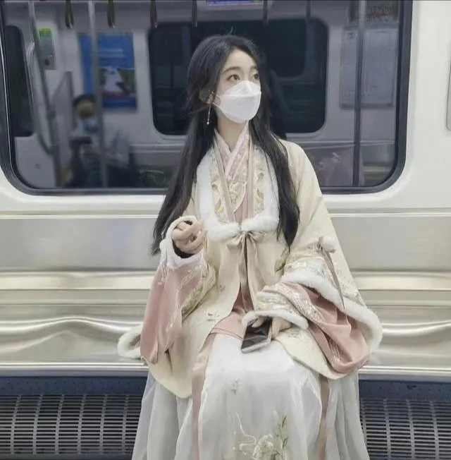 春节穿汉服或民族服饰免费乘苏州地铁
现在越来越多的年轻人爱上新中式的服装，如果你