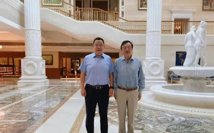 这个人屁颠屁颠的去采访任正非了，前几天他刚说过唱衰华为的内容，他说华为是高技术企