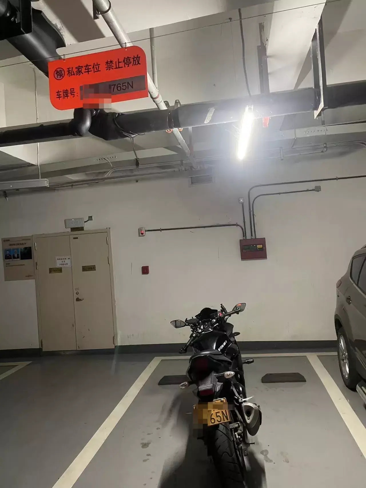车位老是被占，有次被我抓了个现行，对方却说：你摩托车不能找个角落停吗。我说：我花