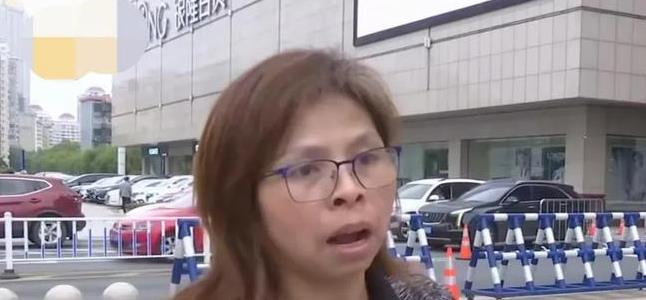杭州一女子带着金手镯去医院做磁共振，医生说：“纯金的首饰不影响，不用摘”。她躺进