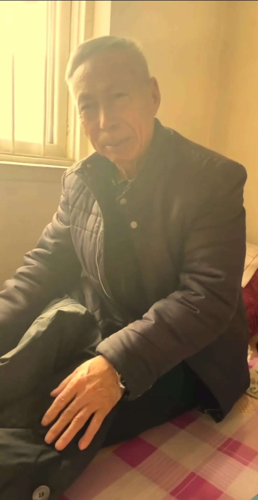 乡邻看望回到家中的马树山老人，对他表示了关心。
马树山老人说：在里面一点没受罪，