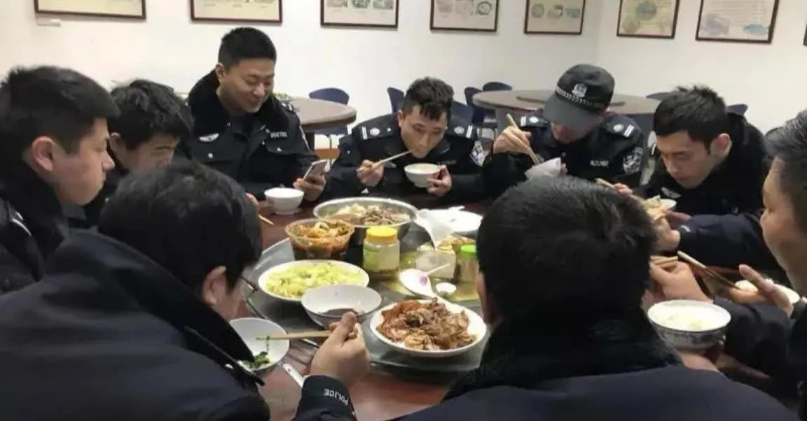 派出所食堂的师傅才来了三个月，就宣布不再干了！所长尽力劝说都无效。或许是师傅有些