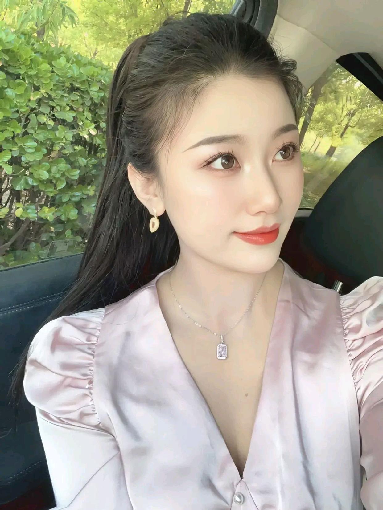 岁月不败美人，开心面对每一天，赶走时间的痕迹，越活越年轻。
