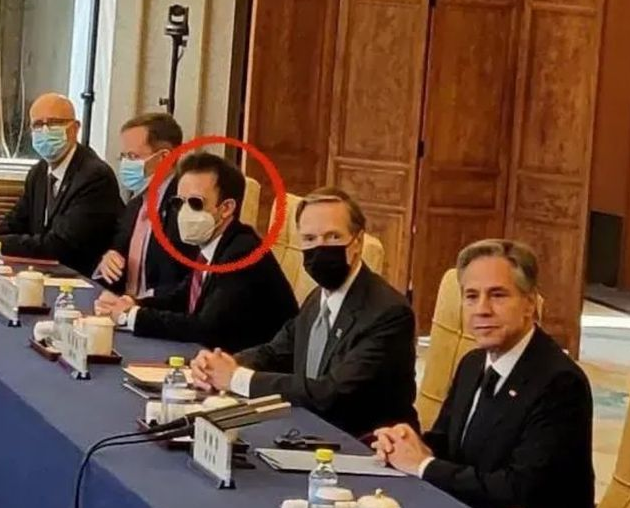 美国访华团中看着很不礼貌的“眼镜男”，真实身份终于被曝光了，果然非同一般。在布林